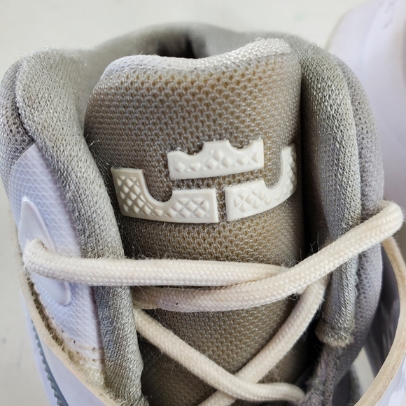 Nike Zoom Soldier 8 Lebron Basketball Shoes Youth 6 Y White Gray Hi Top Athletic - Picture 13 of 14